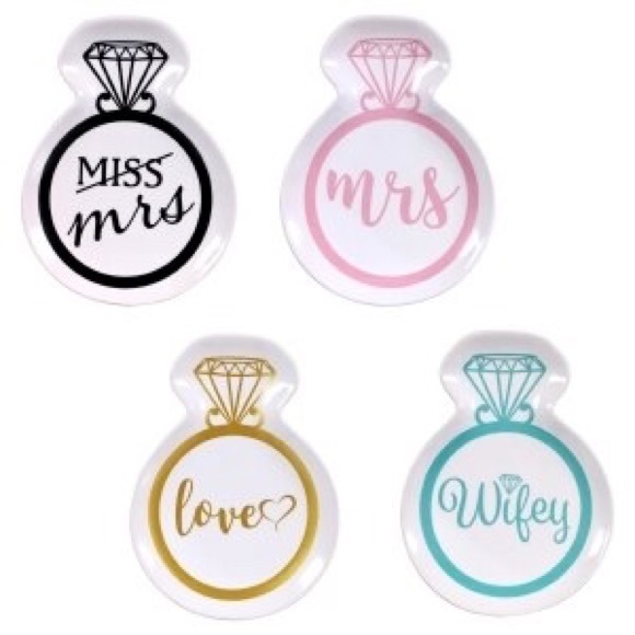 “LOVE” RING SHAPED TRINKET TRAY NWT - Picture 2 of 3